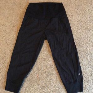 EUC - Lululemon studio crops size 8